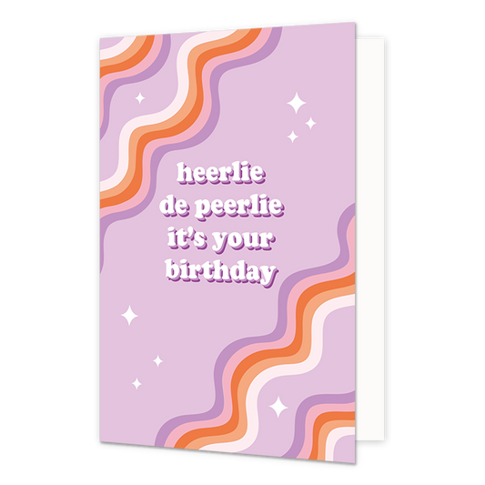 Heerlie de peerlie it's your birthday - Formaat: Normaal - Vorm: Staand - Verjaardagskaart - Op deze wenskaart staan lijnen in de kleuren wit, oranje, roze en paars, met in het midden de tekst: "Heerlie de peerlie it's your birthday". - Snelwenskaart