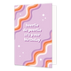 Heerlie de peerlie it's your birthday - Formaat: Standaard - Vorm: Staand - Verjaardagskaart - Op deze wenskaart staan lijnen in de kleuren wit, oranje, roze en paars, met in het midden de tekst: "Heerlie de peerlie it's your birthday". - Snelwenskaart