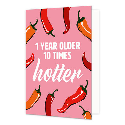 Op deze wenskaart staan meerder pepers met in het midden de tekst: "1 Year older 10 times hotter". 