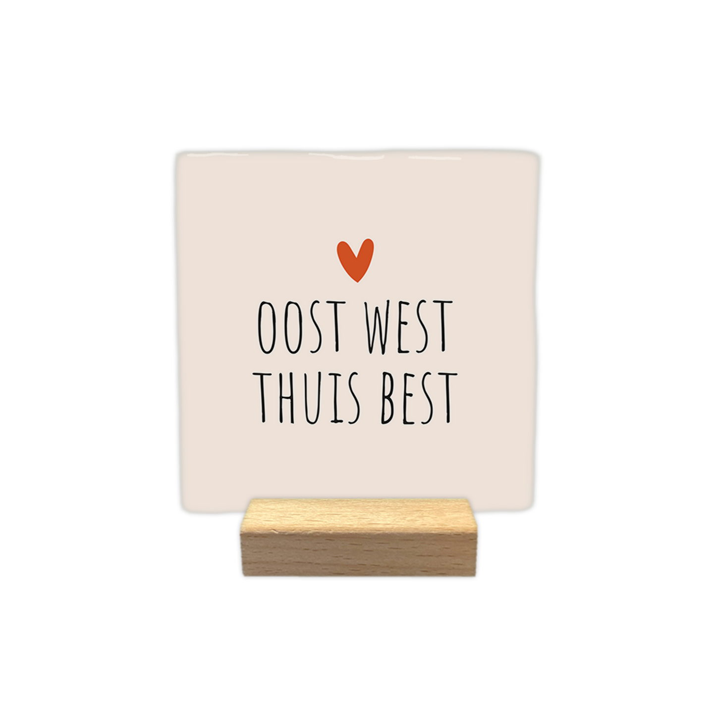 Oost west thuis best - Decoratie tegel - Formaat: - Op deze decoratie tegel staat de tekst "oost west thuis best" in zwarte letters. Boven de tekst is een klein oranje hartje afgebeeld. De achtergrond van de tegel is lichtbeige. - Snelwenskaart