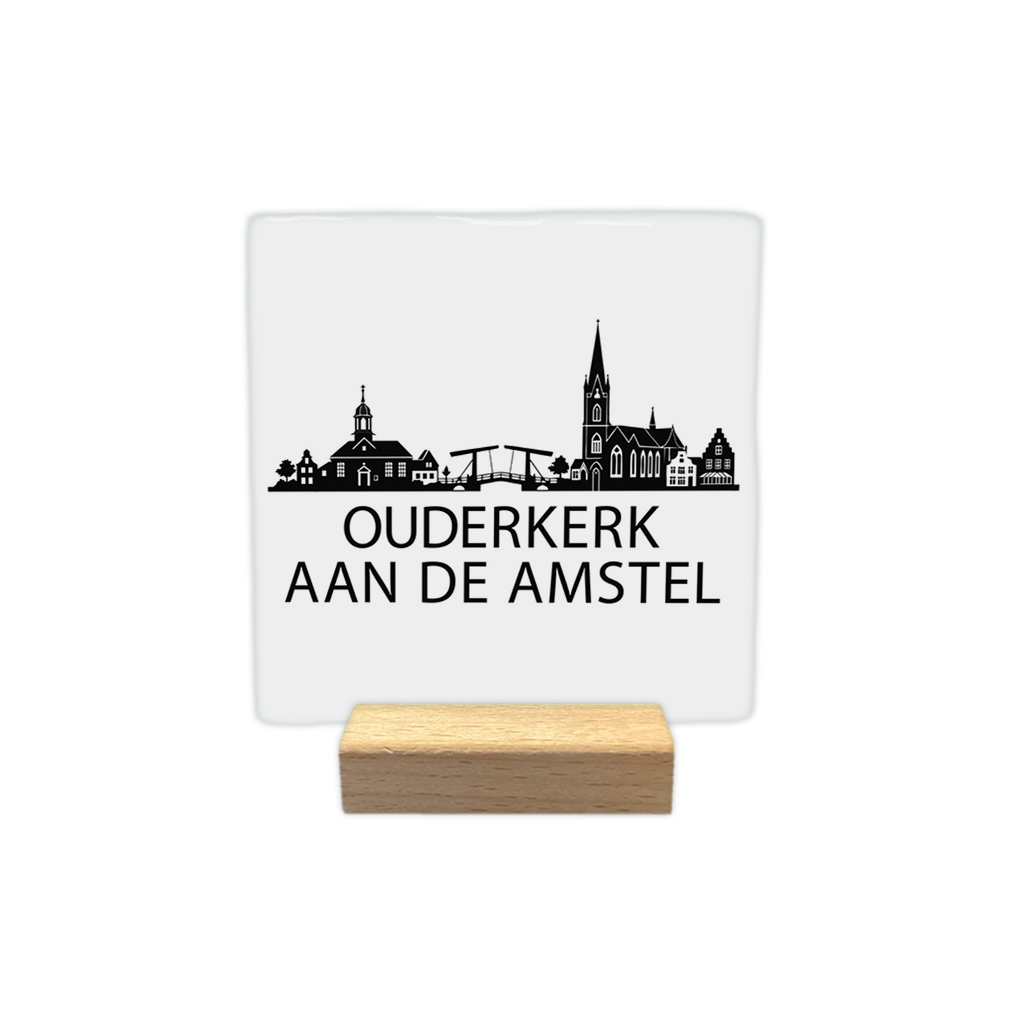 Ouderkerk aan de Amstel skyline - Decoratie tegel - Formaat: - Op deze decoratie tegel staat een zwarte skyline van Ouderkerk aan de Amstel op een witte achtergrond. Het ontwerp toont diverse kenmerkende gebouwen, waaronder een kerk en een ophaalbrug. Onder de skyline staat in zwarte letters de plaatsnaam Ouderkerk aan de Amstel. De illustratie is volledig in zwart en wit uitgevoerd. - Snelwenskaart