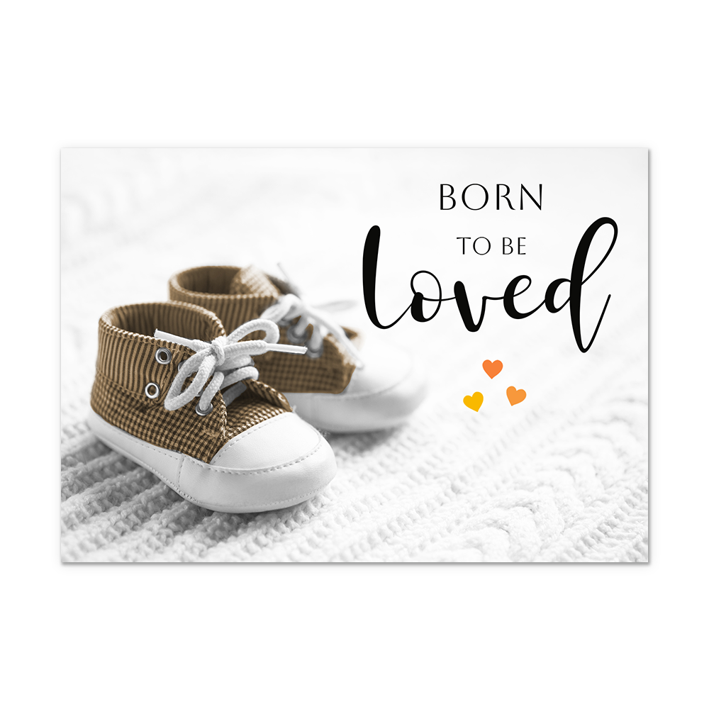 Postcard Born to be loves - 10 stuks - Formaat: Normaal - Vorm: Liggend - Postcards - Op deze postcard staan babyschoentjes met rechts daarnaast de tekst: "Born to be loved". - Snelwenskaart