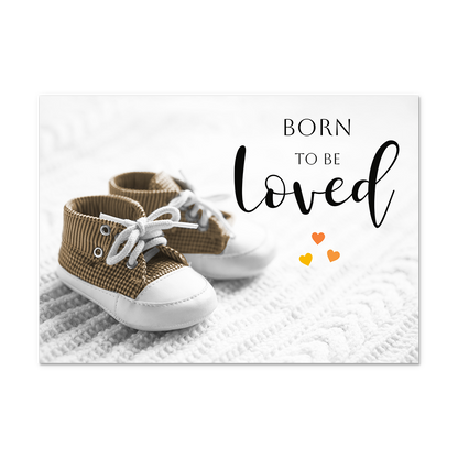 Postcard Born to be loves - 10 stuks - Formaat: Normaal - Vorm: Liggend - Postcards - Op deze postcard staan babyschoentjes met rechts daarnaast de tekst: "Born to be loved". - Snelwenskaart
