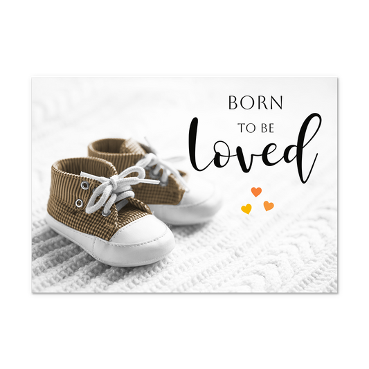Postcard Born to be loves - 10 stuks - Formaat: Normaal - Vorm: Liggend - Postcards - Op deze postcard staan babyschoentjes met rechts daarnaast de tekst: "Born to be loved". - Snelwenskaart