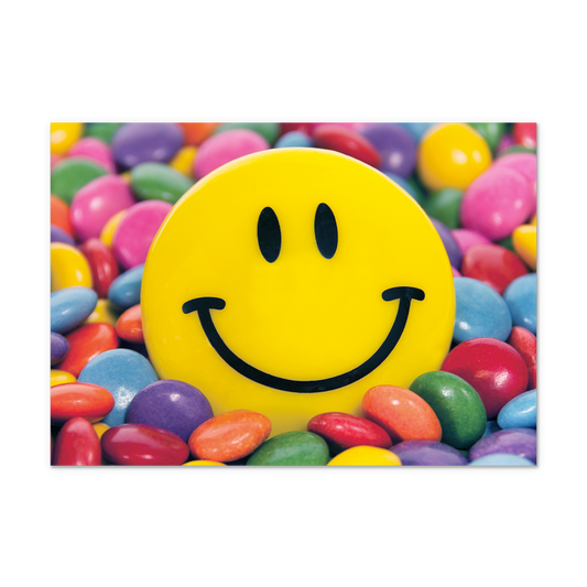 Postcard Smiley - 10 stuks - Formaat: Normaal - Vorm: Liggend - Postcards - Op deze postcard staan smarties met in het midden een grote gele smiley. - Snelwenskaart