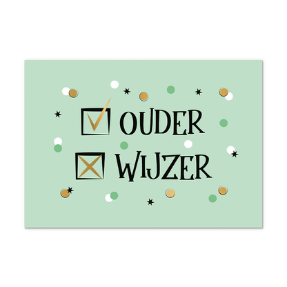 Postcard Ouder wijzer - 10 stuks - Formaat: Normaal - Vorm: Liggend - Postcards - Op deze postcard staan twee checkboxes waarbij de box met de tekst: "Ouder" is aangevinkt, en de box met de tekst: "Wijzer" is doorgekruist. - Snelwenskaart