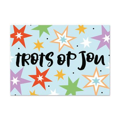 Postcard Trots op jou - 10 stuks - Formaat: Normaal - Vorm: Liggend - Postcards - Op deze postcard staat de tekst: "Trots op jou" omringt door sterren in diverse kleuren. - Snelwenskaart