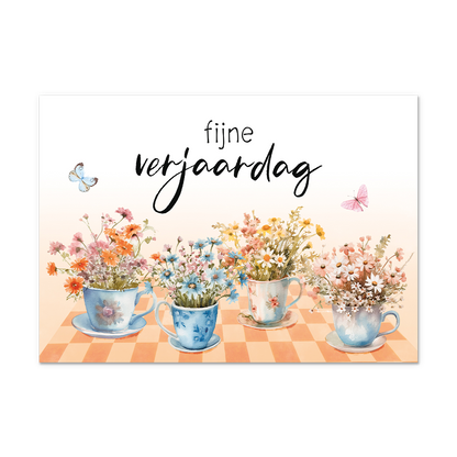 Postcard Fijne verjaardag - 10 stuks - Formaat: Normaal - Vorm: Liggend - Postcards - Op deze postcard staat de tekst: "Fijne verjaardag" met daaronder kopjes waar diverse kleuren bloemen uitkomen. - Snelwenskaart