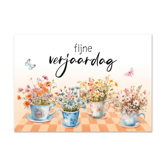 Postcard Fijne verjaardag - 10 stuks - Formaat: Normaal - Vorm: Liggend - Postcards - Op deze postcard staat de tekst: "Fijne verjaardag" met daaronder kopjes waar diverse kleuren bloemen uitkomen. - Snelwenskaart