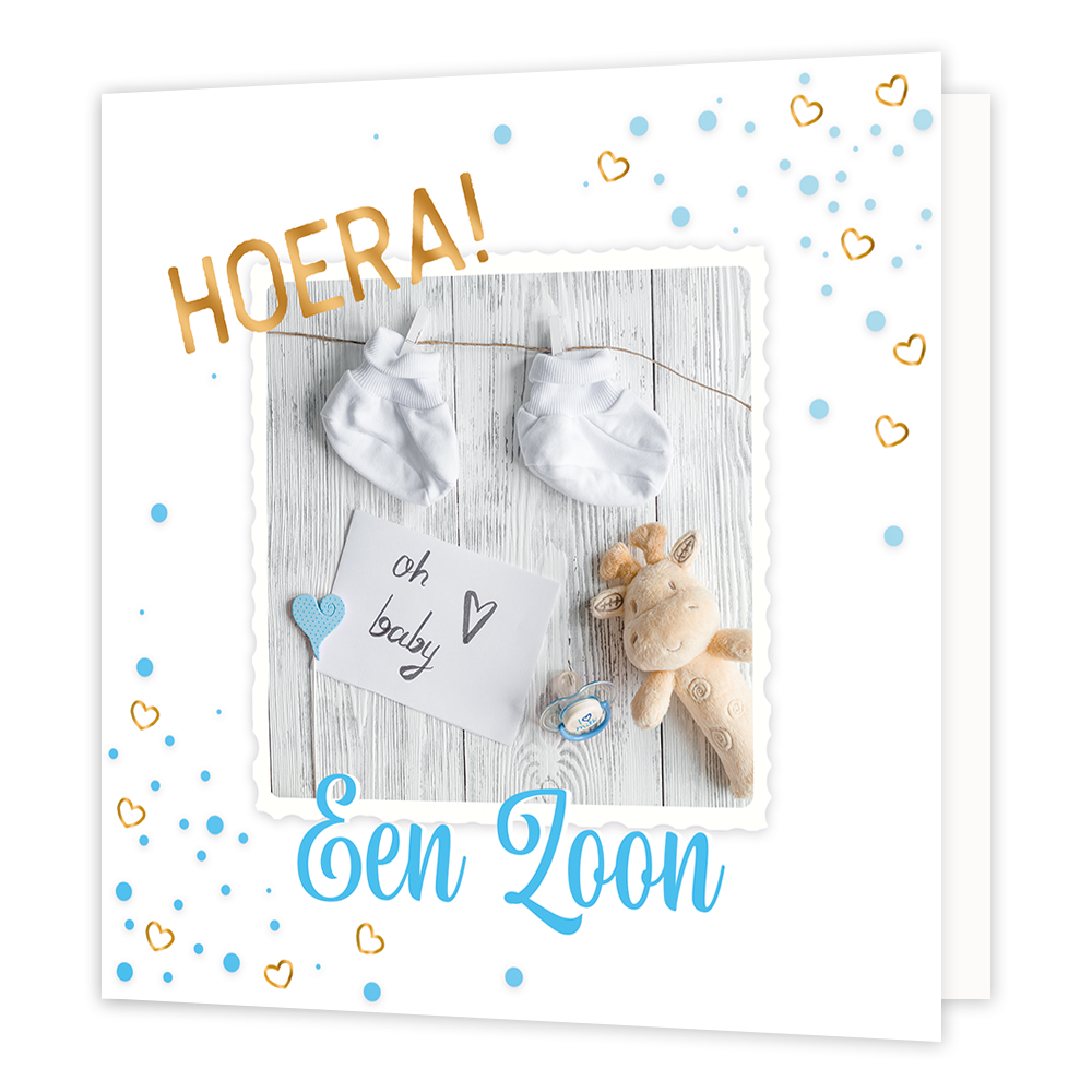 Hoera! Een zoon - Formaat: Normaal - Vorm: Vierkant - Geboortekaart - Op deze wenskaart staan kinderstokjes, een speentje en een knuffel. In de illustratie staat de tekst: "Hoera! Een zoon". - Snelwenskaart