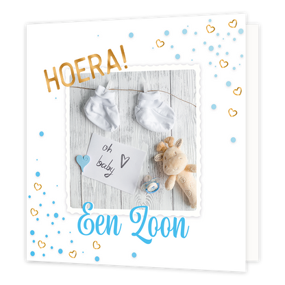 Hoera! Een zoon - Formaat: Normaal - Vorm: Vierkant - Geboortekaart - Op deze wenskaart staan kinderstokjes, een speentje en een knuffel. In de illustratie staat de tekst: "Hoera! Een zoon". - Snelwenskaart