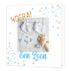 Hoera! Een zoon - Formaat: Standaard - Vorm: Vierkant - Geboortekaart - Op deze wenskaart staan kinderstokjes, een speentje en een knuffel. In de illustratie staat de tekst: "Hoera! Een zoon". - Snelwenskaart