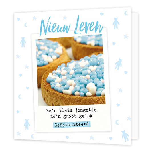 Nieuw leven - Formaat: Normaal - Vorm: Vierkant - Geboortekaart - Op deze wenskaart staat bovenaan de tekst "Nieuw Leven" in een blauw handgeschreven lettertype. In het midden van de kaart is een afbeelding geplaatst in de vorm van een polaroidfoto, waarop beschuit met blauwe en witte muisjes te zien is. Onder de foto staat de tekst "Zo'n klein jongetje zo'n groot geluk", gevolgd door het woord "Gefeliciteerd" op een blauwe achtergrondbalk. De witte achtergrond van de kaart is versierd met kleine lichtblau