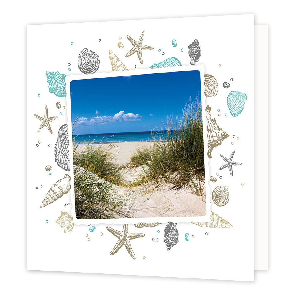Strand - Formaat: Normaal - Vorm: Vierkant - Blanco kaart - Op deze wenskaart staan duinen die uitlopen op een strand met een blauwe zee. - Snelwenskaart