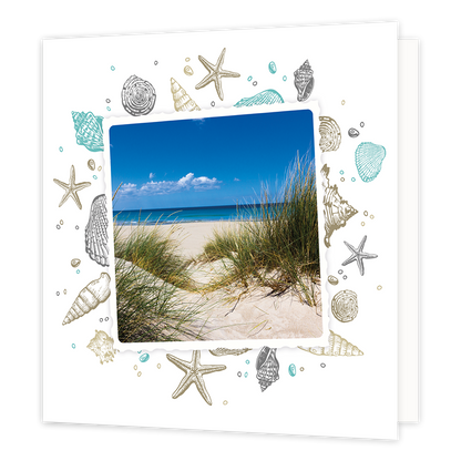 Strand - Formaat: Normaal - Vorm: Vierkant - Blanco kaart - Op deze wenskaart staan duinen die uitlopen op een strand met een blauwe zee. - Snelwenskaart