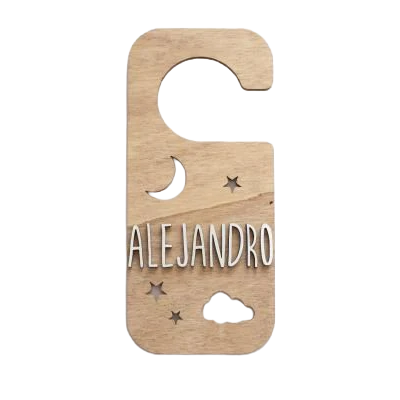 Deze houten deurhanger heeft een afgeronde bovenkant en een ronde uitsparing waarmee je hem aan een deurkruk kunt hangen. Op het vlakke gedeelte zijn verschillende figuurtjes zoals een maan, sterren en een wolk in het hout uitgesneden in diverse formaten. Tussen deze uitgesneden figuren in bevindt zich een naam in losse houten letters.