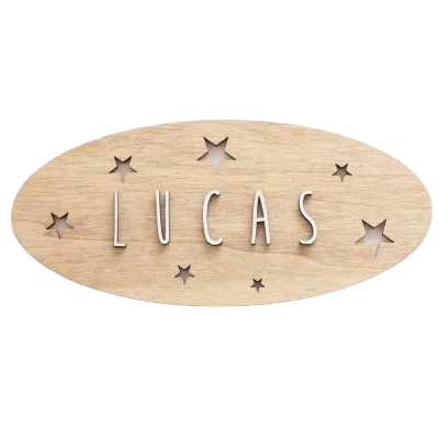 Dit naambord heeft een ovale houten vorm waarin verschillende sterren in diverse formaten zijn uitgesneden. Tussen de uitgesneden sterren bevindt zich een naam in losse houten letters.