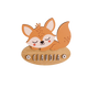 Dit naambord is voorzien van een schattige, slapende vos in oranje- en bruintinten met een crèmekleurig gezicht en gesloten ogen met rode blosjes op de wangen. De vos ligt over de bovenkant van een ovaal houten bord heen. Op het houten bord bevindt zich een naam in losse letters, aan beide zijkanten geflankeerd door een bloemetje.