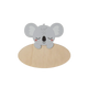Dit naambord is voorzien van een schattige, slapende koala in grijstinten met grote, ronde oren en rode blosjes op de wangen. De koala steunt met twee pootjes over de bovenkant van een ovaal houten bord heen.