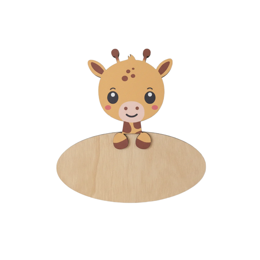 Dit naambord is voorzien van een schattig giraffehoofdje in gele en bruine tinten met vlekjes op het voorhoofd, grote ogen en rode blosjes op de wangen. De giraffe steunt met twee pootjes over de bovenkant van een ovaal houten bord heen.