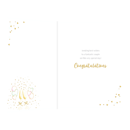 De binnenzijde van de wenskaart is bedrukt met een ontwerp passend bij de voorzijde van de kaart "Sending wishes to a fantastic couple on this very special dat! Congratulations".
