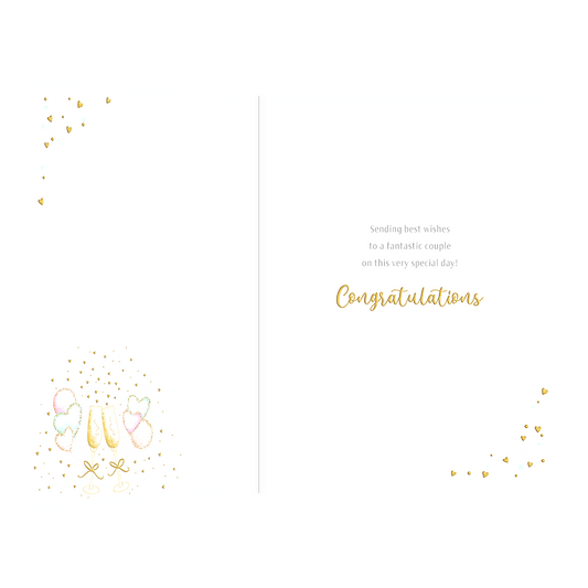 De binnenzijde van de wenskaart is bedrukt met een ontwerp passend bij de voorzijde van de kaart "Sending wishes to a fantastic couple on this very special dat! Congratulations".