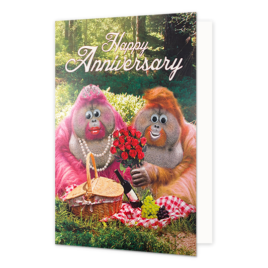 XL kaart - Happy anniversary - Formaat: Groot - Vorm: Staand - Jubileumkaart - Op deze wenskaart staan twee gorilla's die aan het picknicken zijn in het bos. In de illustratie staat de tekst: "Happy anniversary". - Snelwenskaart
