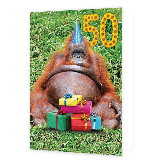 XL kaart - 50 - Formaat: Groot - Vorm: Staand - Verjaardagskaart - Op deze wenskaart staat een aap die omringt is door cadeautjes. In de illustratie staat de tekst: "50". - Snelwenskaart
