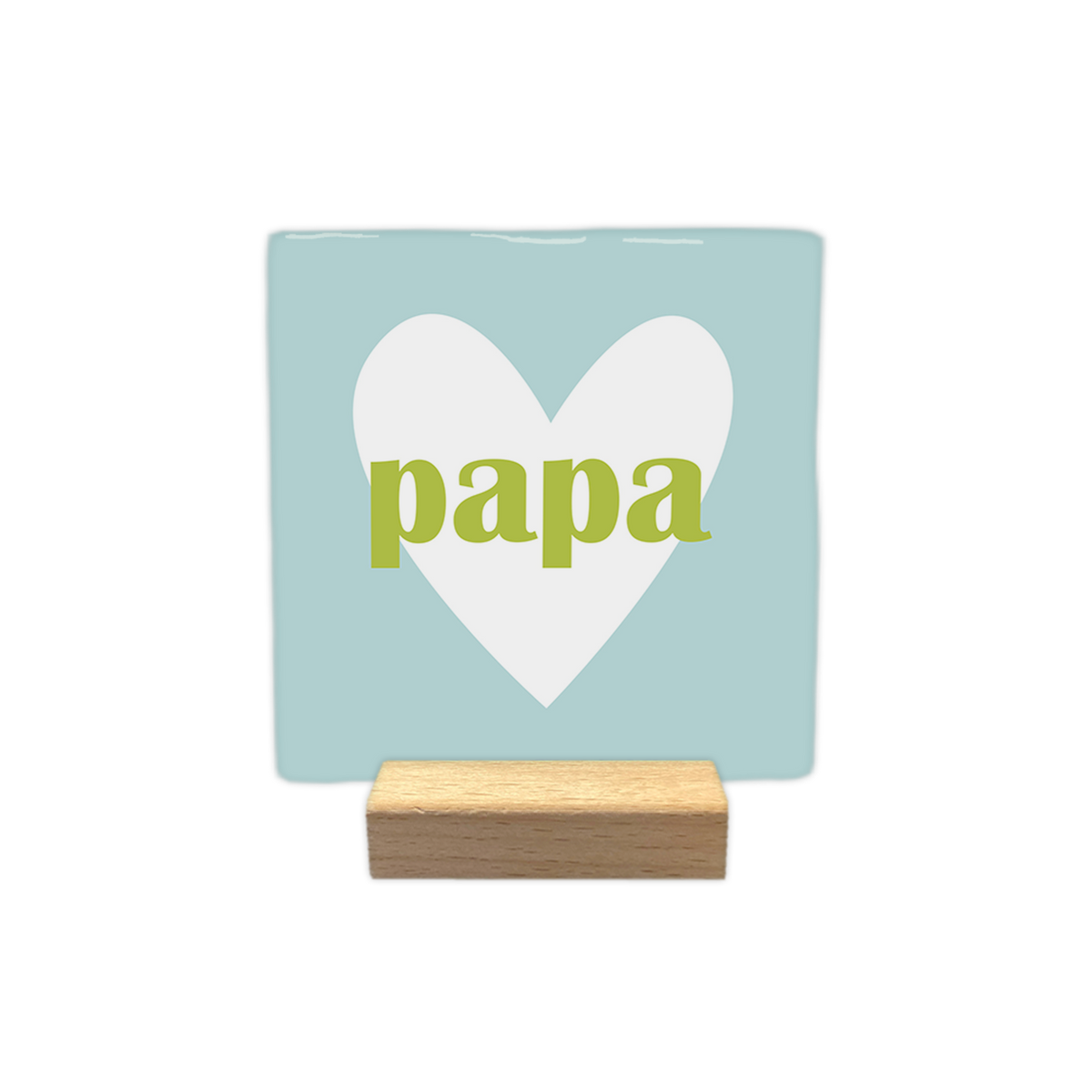 Papa - Decoratie tegel - Formaat: - Op deze decoratie tegel staat centraal een groot wit hart afgebeeld tegen een lichtblauwe achtergrond. In het midden van dit hart is het woord "papa" in kleine, groene letters geplaatst. Het ontwerp is eenvoudig en rustig van uitstraling. - Snelwenskaart