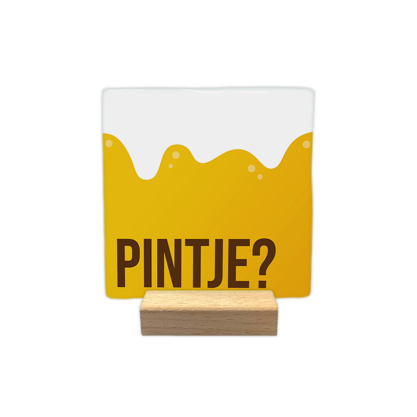 Pintje? - Decoratie tegel - Formaat: - Op deze decoratie tegel is onderaan de tekst "pintje?" in donkerbruine letters afgebeeld. De rest van de tegel is vormgegeven als een glas bier, met een gele vloeistof die aan de bovenkant golft en kleine luchtbelletjes bevat. De achtergrond van het bovenste gedeelte is wit. - Snelwenskaart