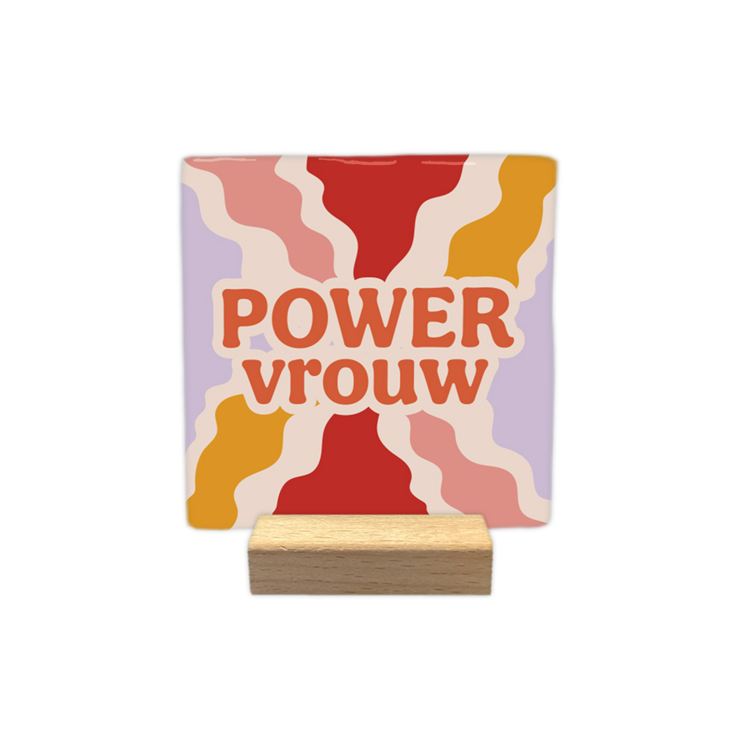 Power vrouw - Decoratie tegel - Formaat: 10 x 10 cm -  Op deze decoratietegel staat in het midden de Nederlandse tekst "POWER vrouw". De tegel zelf is vierkant, staat in een houten standaard en heeft een retro achtergrond met golvende stralen in de kleuren rood, okergeel, roze en lila. De tekst is verdeeld over twee regels en is geschreven in dikke, oranje letters met een brede, beige omlijning. Het woord "POWER" staat volledig in hoofdletters, terwijl "vrouw" in kleine letters is geschreven - Snelwenskaart