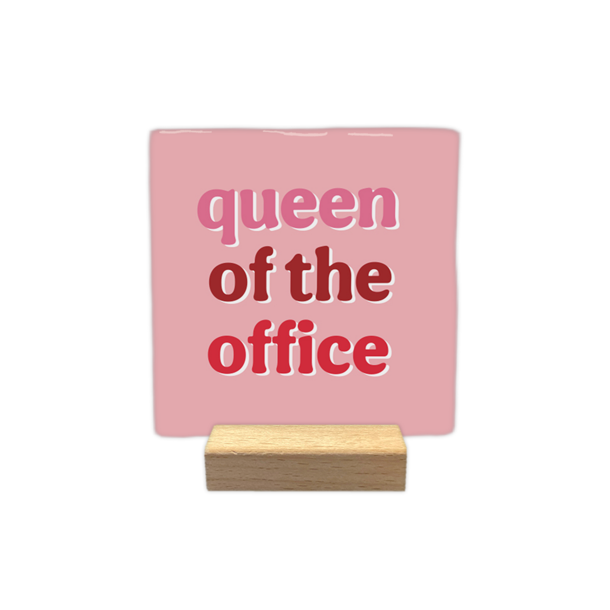 Queen of the office - Decoratie tegel - Formaat: - Op deze decoratie tegel staat de tekst "Queen of the office" op een roze achtergrond, geschreven in diverse kleuren rood en roze. - Snelwenskaart
