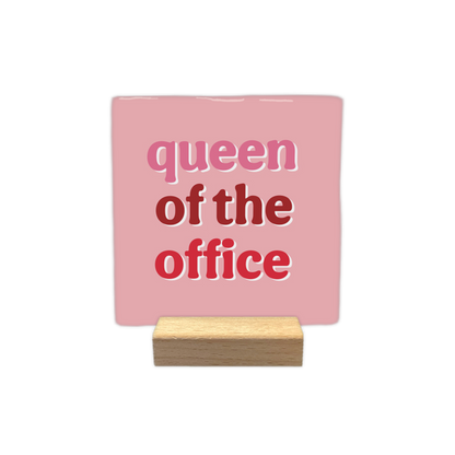Queen of the office - Decoratie tegel - Formaat: - Op deze decoratie tegel staat de tekst "Queen of the office" op een roze achtergrond, geschreven in diverse kleuren rood en roze. - Snelwenskaart