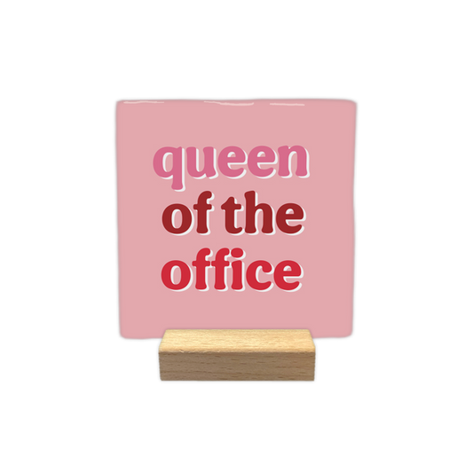 Queen of the office - Decoratie tegel - Formaat: - Op deze decoratie tegel staat de tekst "Queen of the office" op een roze achtergrond, geschreven in diverse kleuren rood en roze. - Snelwenskaart