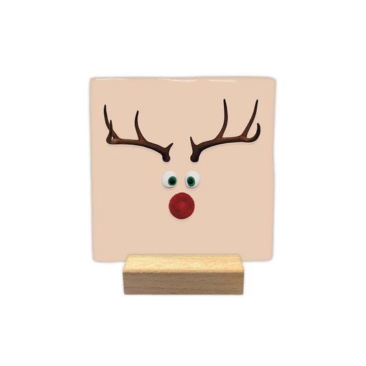 Rendier - Decoratie tegel - Formaat: - Op deze decoratie tegel staat een afbeelding van een rode kerstmuts tegen een groene achtergrond. De muts heeft een witte pluche rand aan de onderkant en een witte pompon aan het uiteinde. - Snelwenskaart