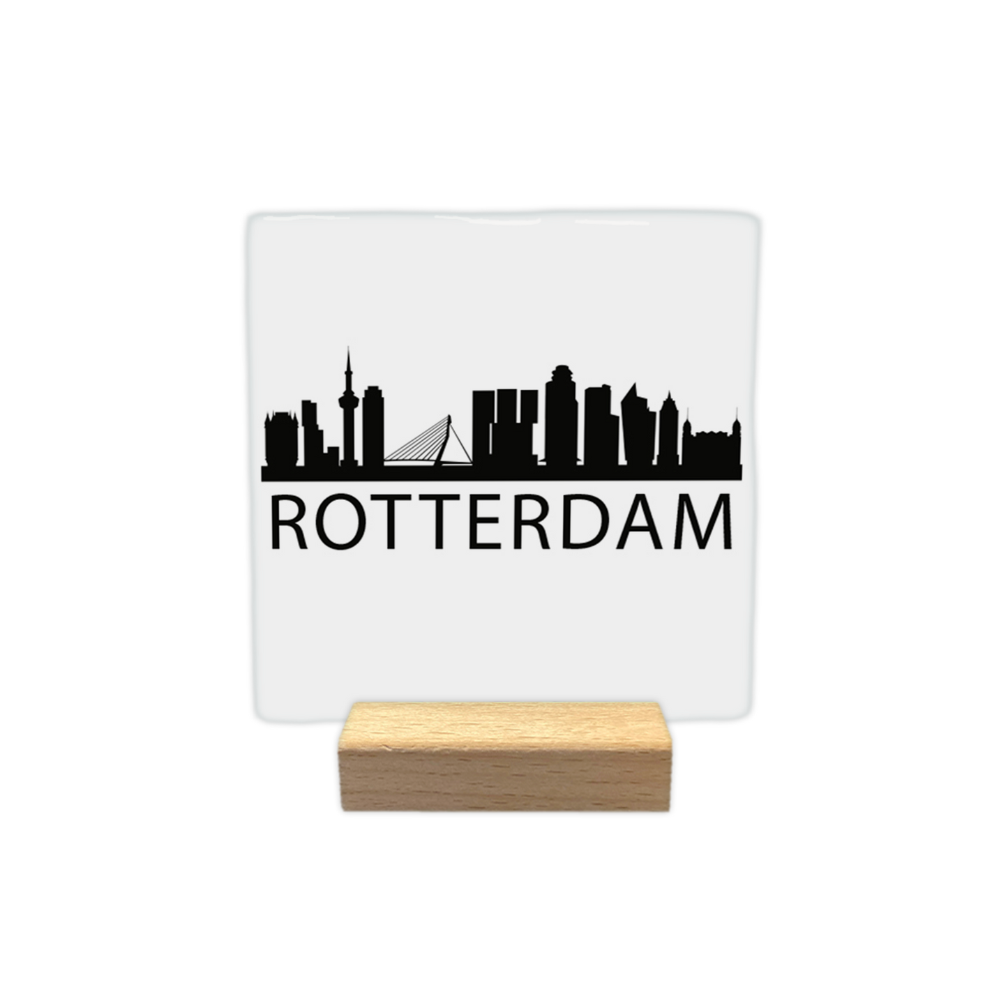 Rotterdam skyline - Decoratie tegel - Formaat: - Op deze decoratie tegel staat een zwarte skyline van Rotterdam afgebeeld tegen een witte achtergrond. De skyline bevat silhouetten van diverse bekende gebouwen en de Erasmusbrug. Onder de skyline staat in zwarte letters de naam Rotterdam. Het ontwerp is minimalistisch uitgevoerd in alleen zwart en wit. - Snelwenskaart