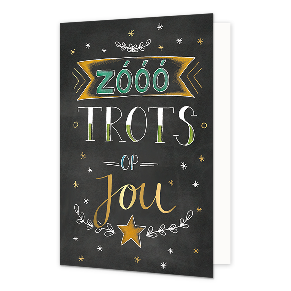 Zooo trots op jou - Formaat: Normaal - Vorm: Staand - Complimentenkaart - Op deze wenskaart staat de tekst: "Zóóó trots op jou". - Snelwenskaart