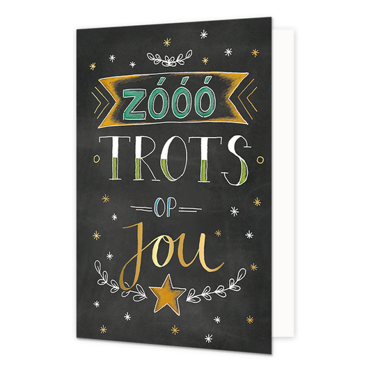 Zooo trots op jou - Formaat: Normaal - Vorm: Staand - Complimentenkaart - Op deze wenskaart staat de tekst: "Zóóó trots op jou". - Snelwenskaart