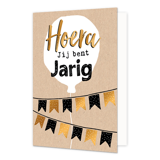 Hoera jij bent jarig - Formaat: Normaal - Vorm: Staand - Verjaardagskaart - Op deze wenskaart staan slingers met daarboven een ballon met de tekst: "Hoera jij bent jarig". - Snelwenskaart