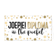 Joepe! Diploma in the pocket - Formaat: Groot - Vorm: Liggend - Geslaagd kaart - Op deze wenskaart staan gouden stippen met in het midden de tekst: "Joepie! Diploma in the pocket". - Snelwenskaart