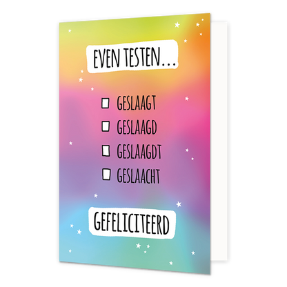 Even testen - Formaat: Normaal - Vorm: Staand - Geslaagd kaart - Op deze wenskaart staat de tekst: "Even testen..." met daaronder in bullet points: "Geslaagt", "Geslaagd", "Geslaagdt" en "Geslaacht", "Gefeliciteerd". - Snelwenskaart