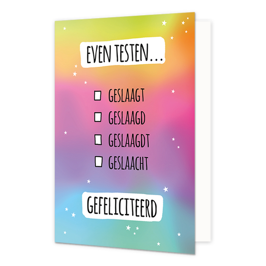 Even testen - Formaat: Normaal - Vorm: Staand - Geslaagd kaart - Op deze wenskaart staat de tekst: "Even testen..." met daaronder in bullet points: "Geslaagt", "Geslaagd", "Geslaagdt" en "Geslaacht", "Gefeliciteerd". - Snelwenskaart
