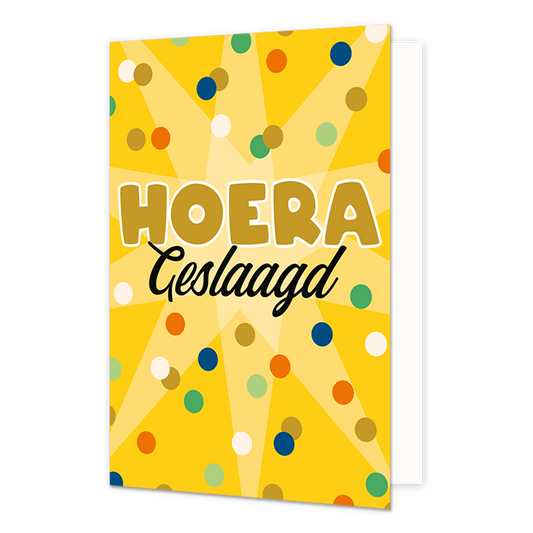Hoera geslaagd - Formaat: Normaal - Vorm: Staand - Geslaagd kaart - Op deze wenskaart staan stippen in de kleuren goud, blauw, groen, wit en oranje. In het midden staat de tekst: "Hoera geslaagd". - Snelwenskaart