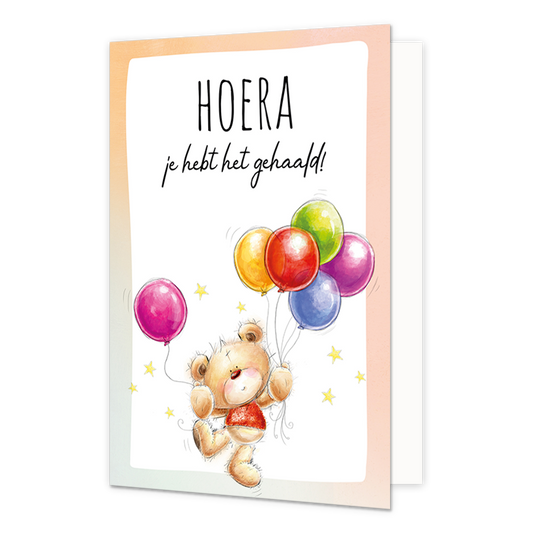 Hoera je hebt het gehaald! - Formaat: Normaal - Vorm: Staand - Geslaagd kaart - Op deze wenskaart staat een beertje die ballonnen vasthoudt met daarboven de tekst: "Hoera je hebt het gehaald!". - Snelwenskaart