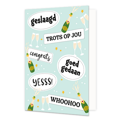 Geslaagd, trots op jou, goed gedaan - Formaat: Normaal - Vorm: Staand - Geslaagd kaart - Op deze wenskaart staan champagneflessen en glazen met de teksten: "Geslaagd", "Trots op jou", "Congrats", "Goed gedaan", "Yesss!" en "Whoohoo". - Snelwenskaart