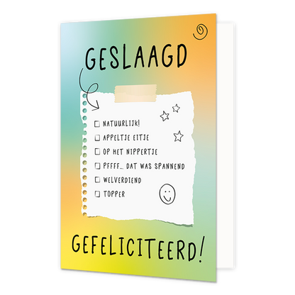 Geslaagd gefeliciteerd! - Formaat: Normaal - Vorm: Staand - Geslaagd kaart - Op deze wenskaart staat de tekst: "Geslaagd gefeliciteerd!" met een blaadje met de tekst in bulletpoints: "Nauurlijk!", "Appeltje eitje", "Op het nippertje", "pffff... dat was spannend", "Welverdiend" en "Topper". - Snelwenskaart