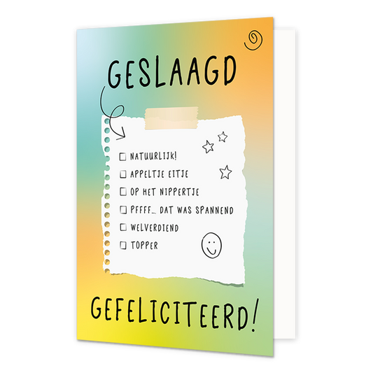 Geslaagd gefeliciteerd! - Formaat: Normaal - Vorm: Staand - Geslaagd kaart - Op deze wenskaart staat de tekst: "Geslaagd gefeliciteerd!" met een blaadje met de tekst in bulletpoints: "Nauurlijk!", "Appeltje eitje", "Op het nippertje", "pffff... dat was spannend", "Welverdiend" en "Topper". - Snelwenskaart