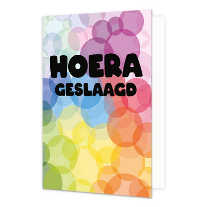 Hoera geslaagd - Formaat: Normaal - Vorm: Staand - Geslaagd kaart - Op deze wenskaart staan stippen in alle kleuren van de regenboog met de tekst: "Hoera geslaagd". - Snelwenskaart