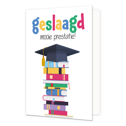 Geslaagd mooie prestatie - Formaat: Normaal - Vorm: Staand - Geslaagd kaart - Op deze wenskaart staat een stapel boeken met een afstudeerhoedje bovenop en daarboven de tekst: "Geslaagd mooie prestatie!". - Snelwenskaart
