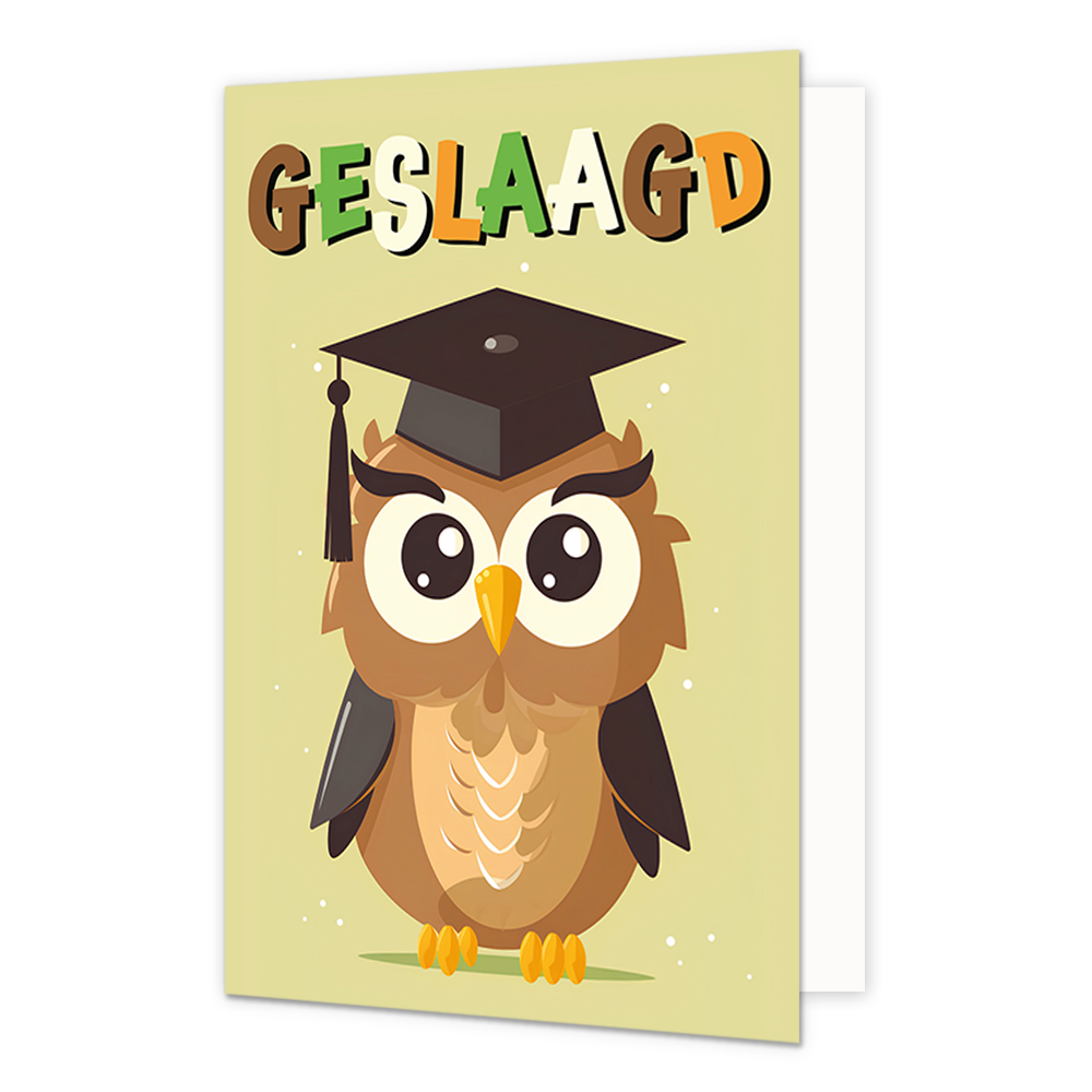 Geslaagd - Formaat: Normaal - Vorm: Staand - Geslaagd kaart - Op deze wenskaart staat een uil met een afstudeerhoedje op en daarboven de tekst: "Geslaagd". - Snelwenskaart